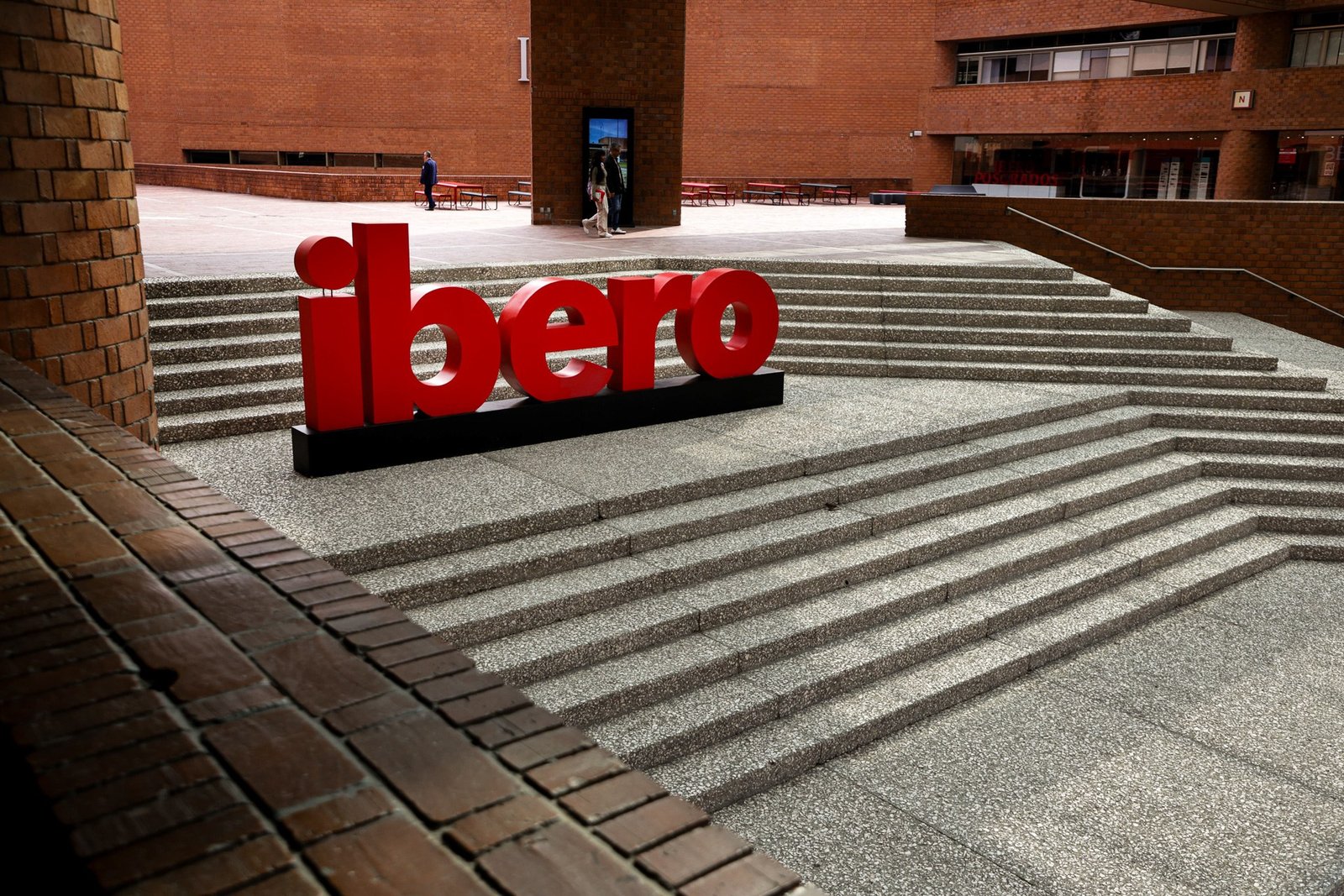 Letras rojas de Ibero en la explanada de escalinatas del campus de la Universidad Iberoamericana