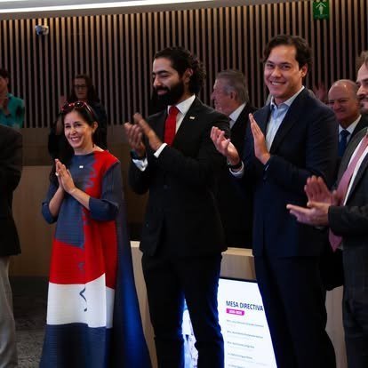Asistentes aplauden durante la ceremonia de toma de protesta de ASEUIA