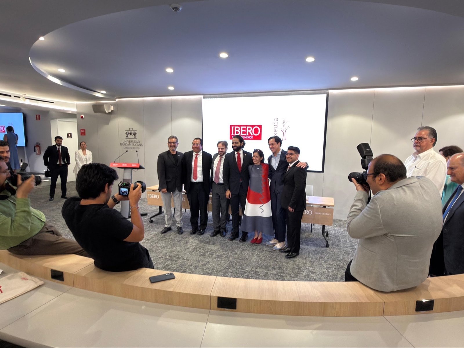Vista panorámica del auditorio con integrantes de las mesas directivas al frente y público asistente