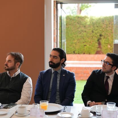 Egresados conversan en una mesa durante un desayuno de ASEUIA