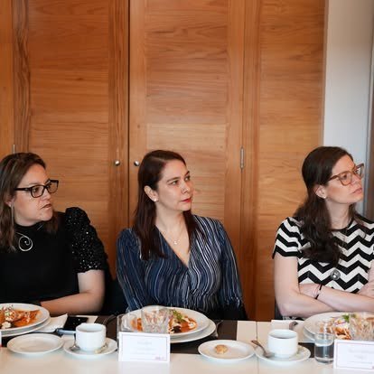 Egresadas en una mesa durante un desayuno de ASEUIA