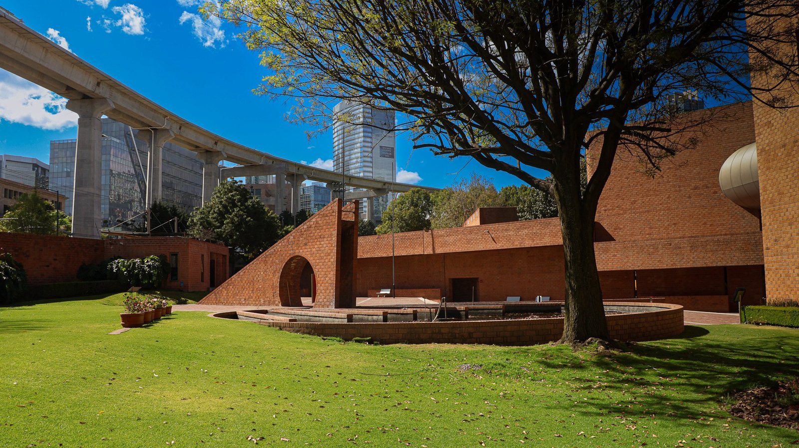 Edificios de ladrillo y jardines del campus de la Universidad Iberoamericana Ciudad de México