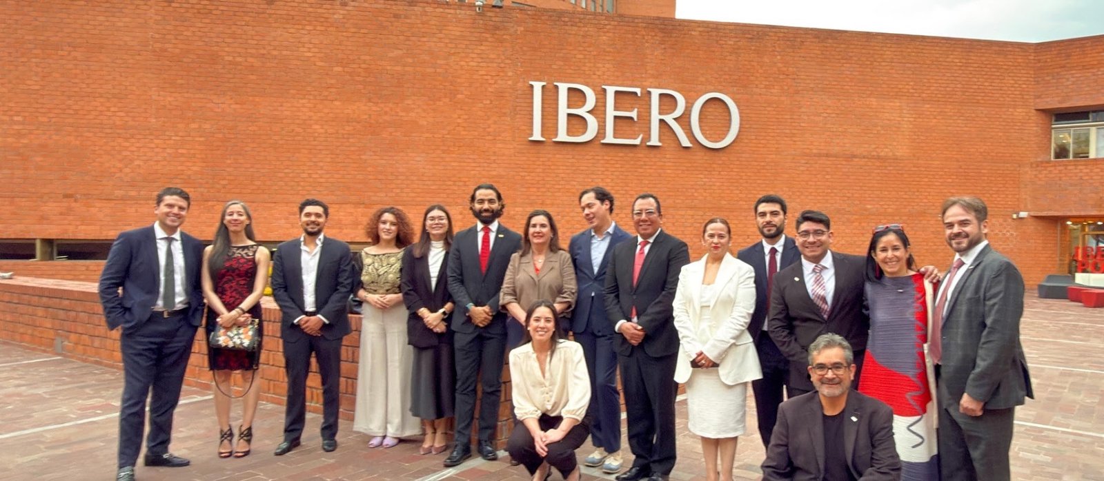 Integrantes de ASEUIA frente al letrero IBERO en el campus durante la toma de protesta de Jesús Coronado como presidente, mayo de 2026
